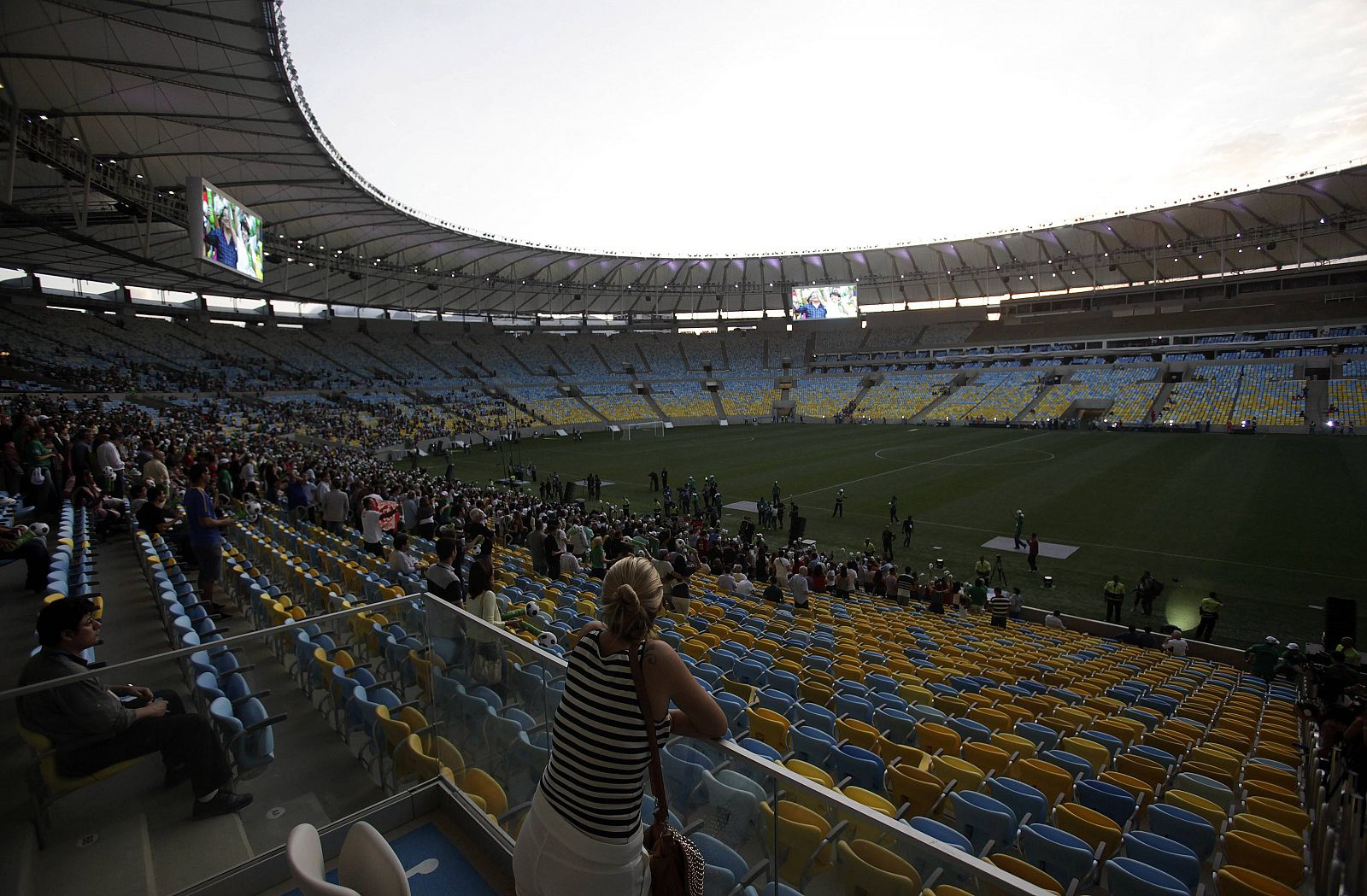 Una mujer observa el estadio de Maracaná en su reinauguración.