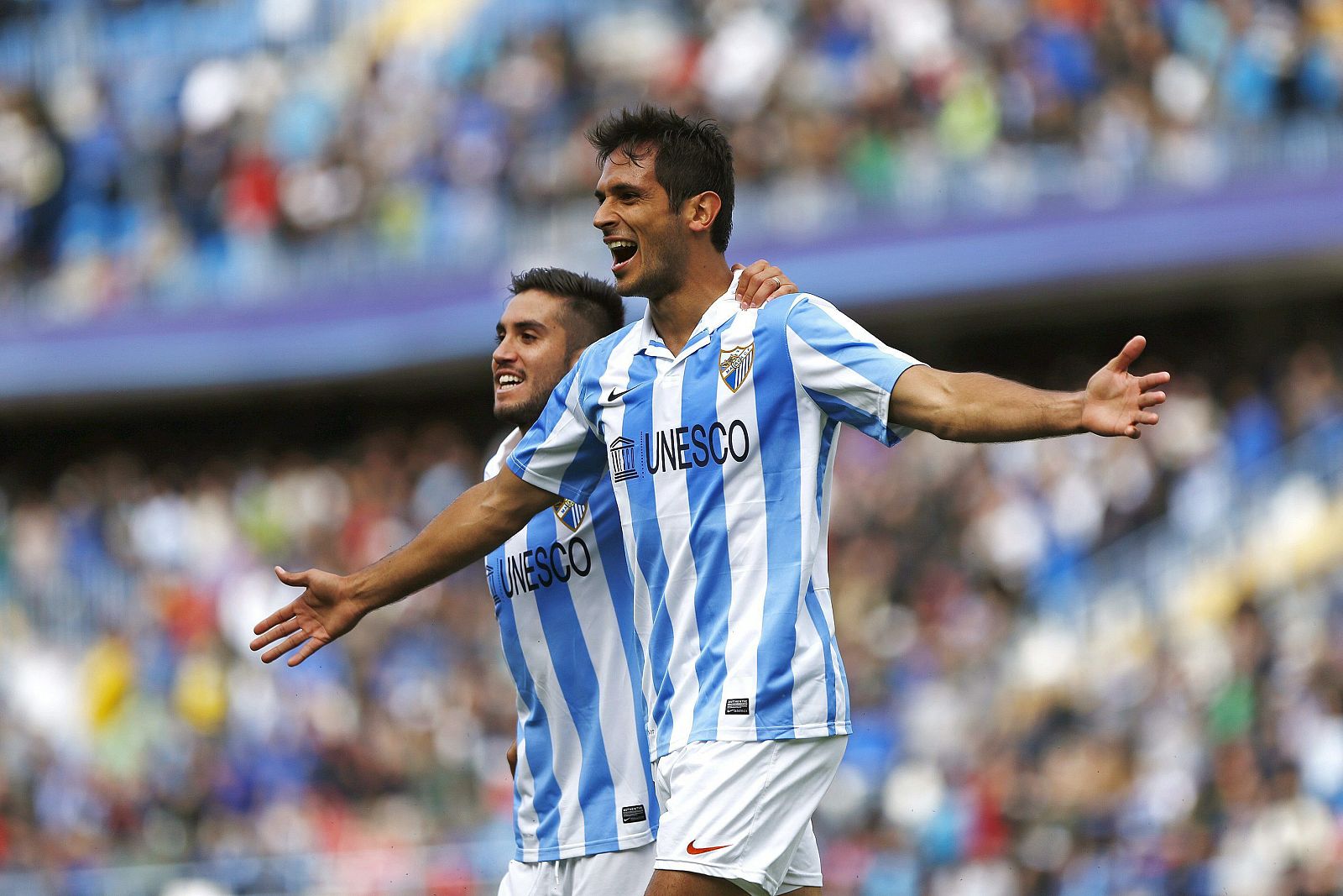El delantero paraguayo del Málaga Roque Santa Cruz (d) celebra el primer gol contra el Getafe