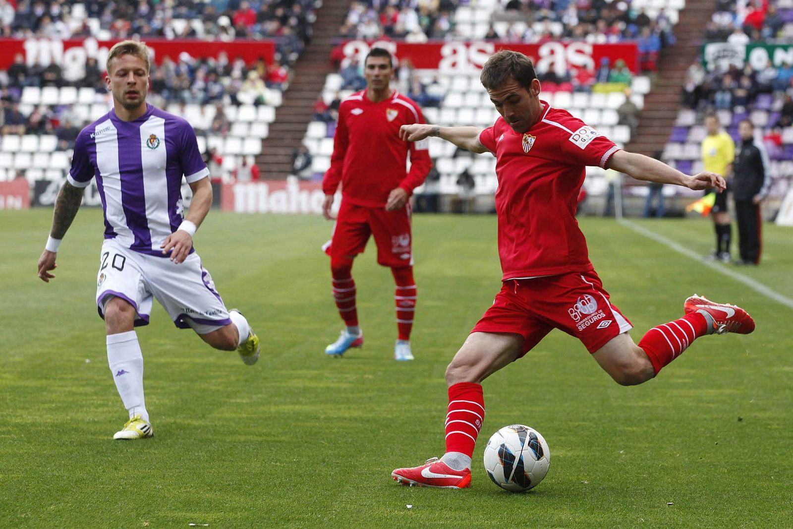 El defensa del Sevilla Juan Cala (d) intenta un pase ante el delantero alemán del Valladolid Patrick Ebert