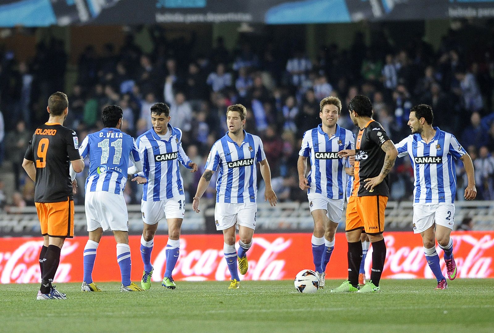 Los jugadores de la Real Sociedad celebran uno de sus goles contra el Valencia