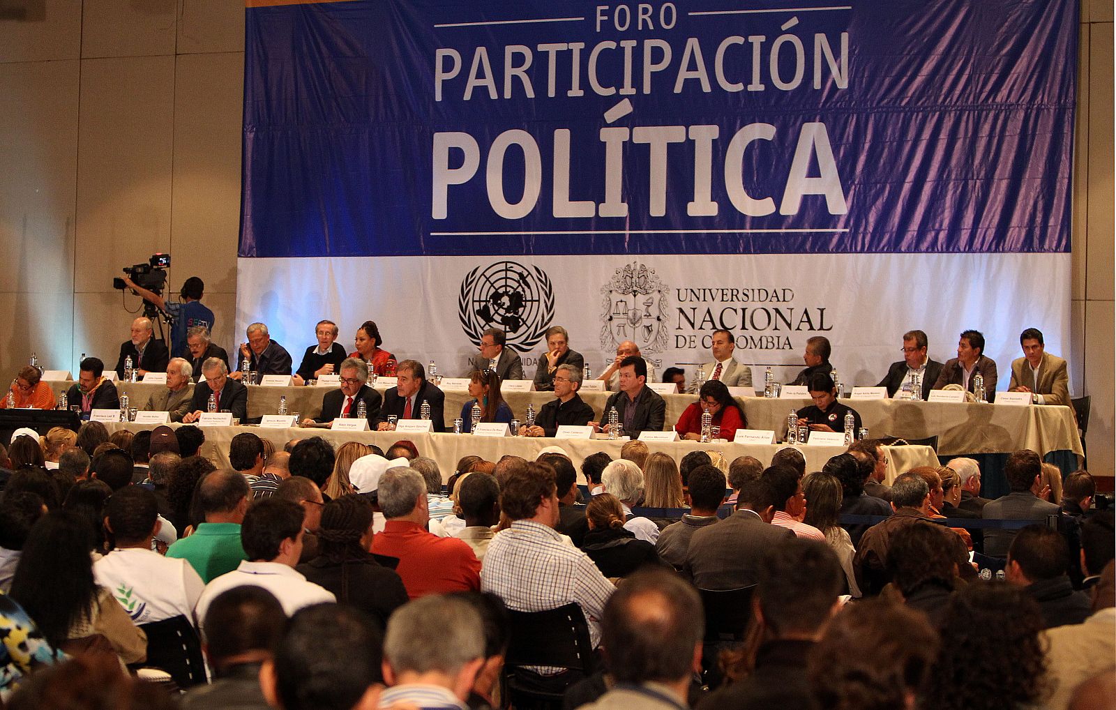 Imagen del Foro sobre participacón política del proceso de paz coloombiano, al que han asistido representantes de 16 movimientos políticos