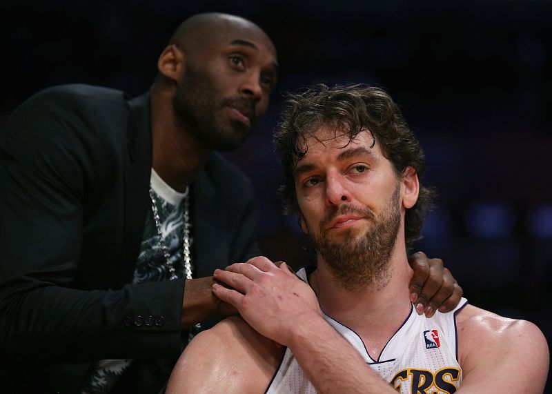 El líder de Los Angeles Lakers, Kobe Bryant, consuela y muestra su apoyo a Pau Gasol tras la eliminación del equipo