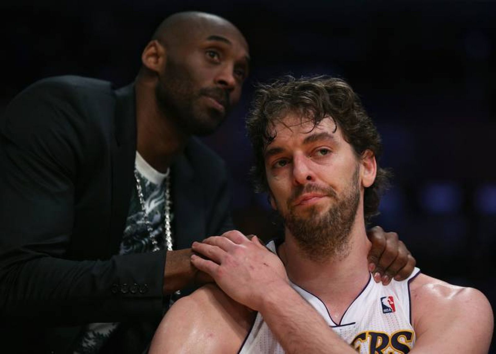 El líder de Los Angeles Lakers, Kobe Bryant, consuela y muestra su apoyo a Pau Gasol tras la eliminación del equipo