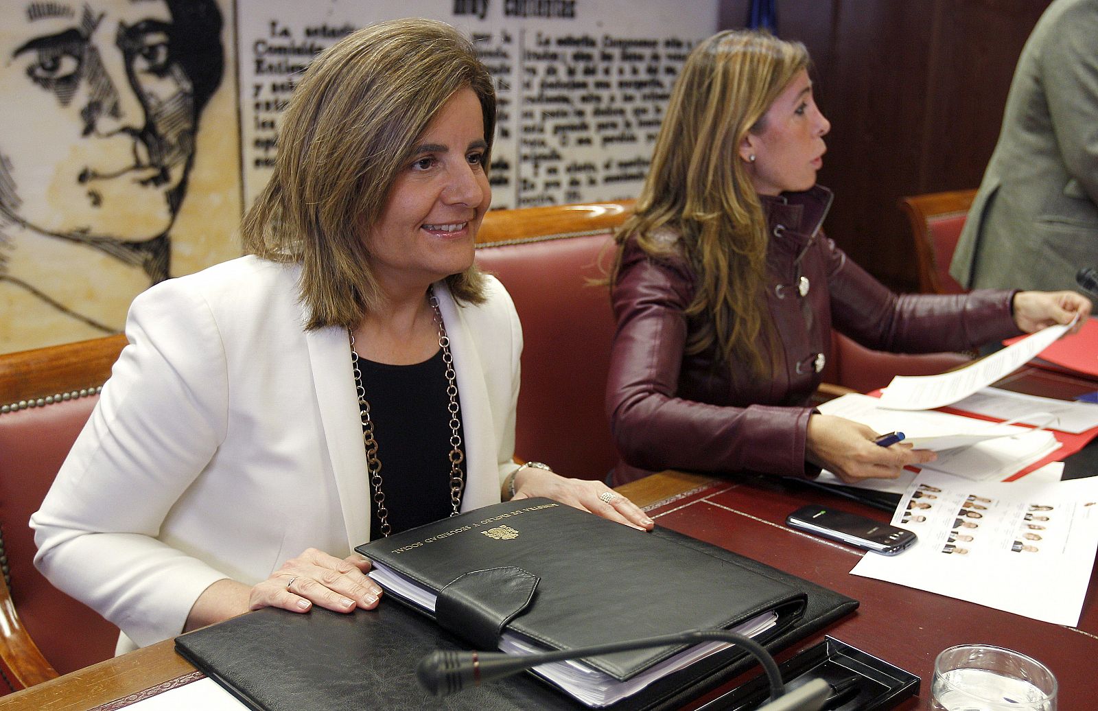 La ministra de Empleo, Fátima Báñez, junto a la presidenta de la Comisión de Empleo y Seguridad Social del Senado, Alicia Sánchez-Camacho