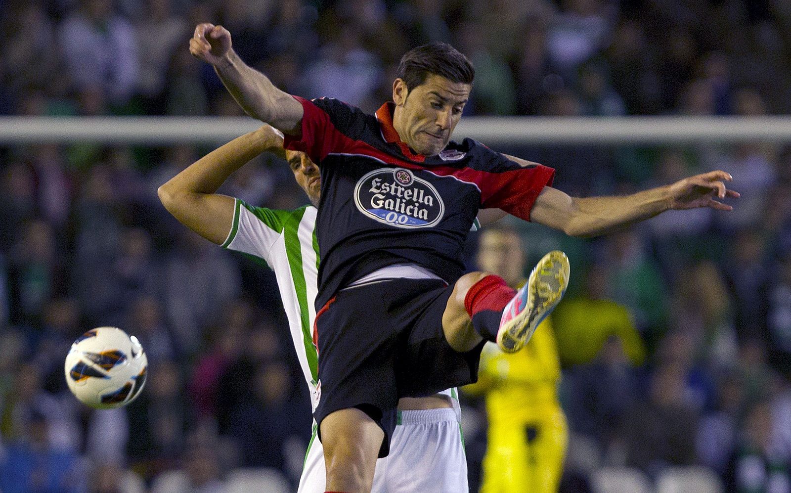 El defensa del Real Betis, Antonio Amaya (detrás), lucha el balón con "Riki"