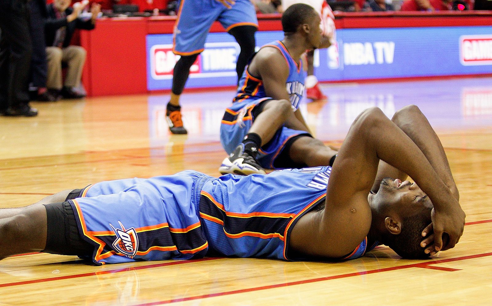 Serge Ibaka, de losThunder, se queda en el suelo después de fallar la última canasta ante los Rockets