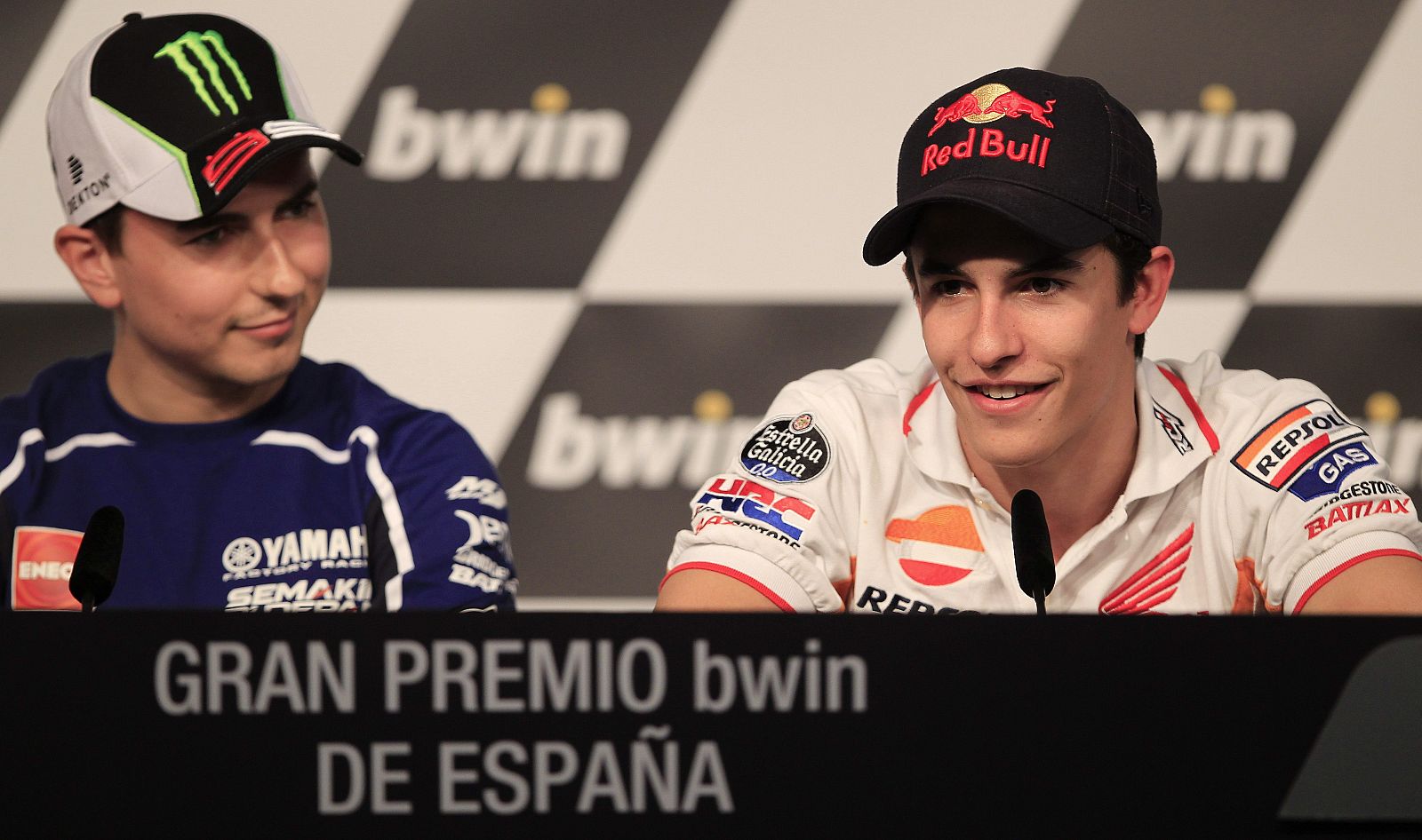 Los españoles Marc Márquez (d) y Jorge Lorenzo (i), durante la rueda de prensa