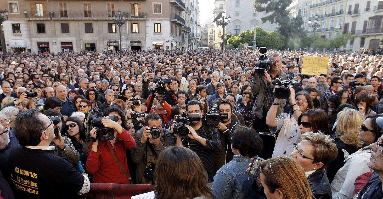 Miles de personas participan en la concentración que el dia 3 de cada mes convoca la "Asociación de Víctimas del Metro del 3 de Julio".