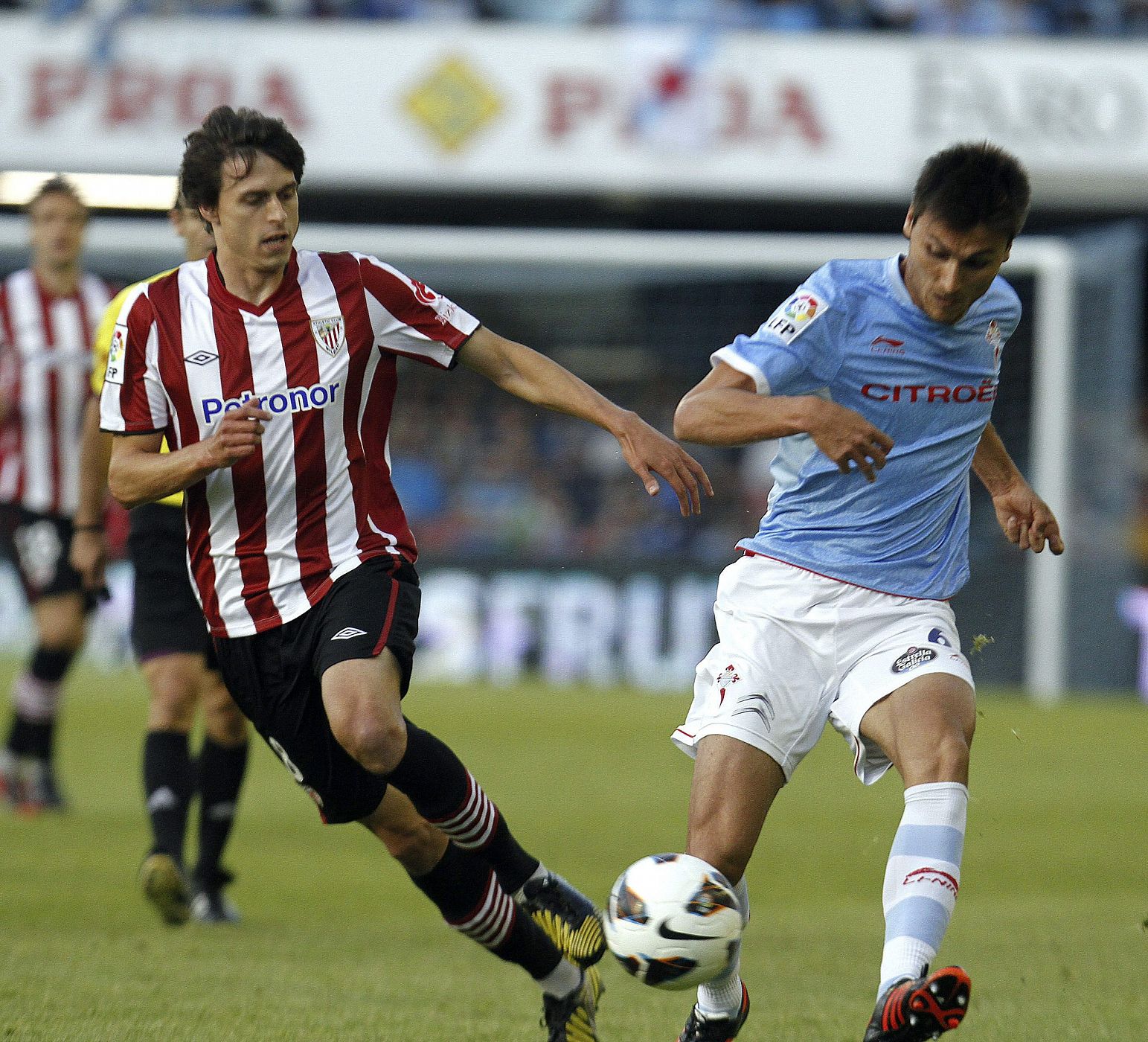 El defensa del Celta de Vigo Jonathan Vila lucha un balón con el centrocampista del Athletic Club Ander Iturraspe.