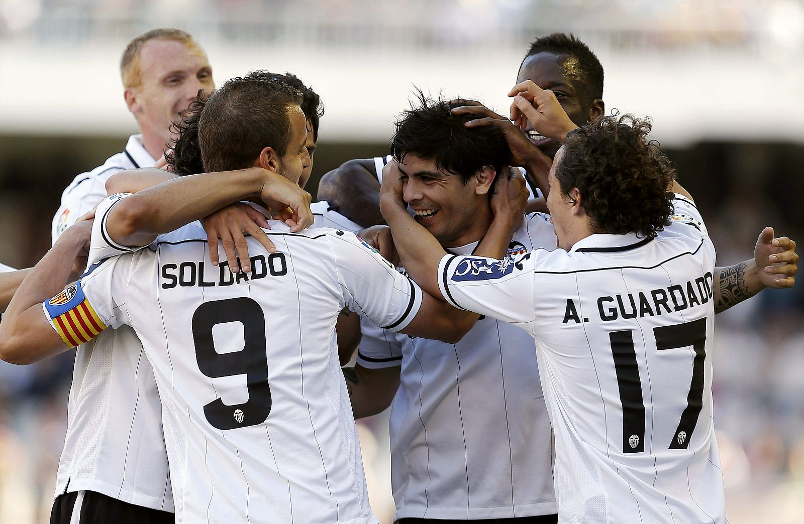 El centrocampista argentino del Valencia Éver Banega (c) celebra el gol marcado al Osasuna