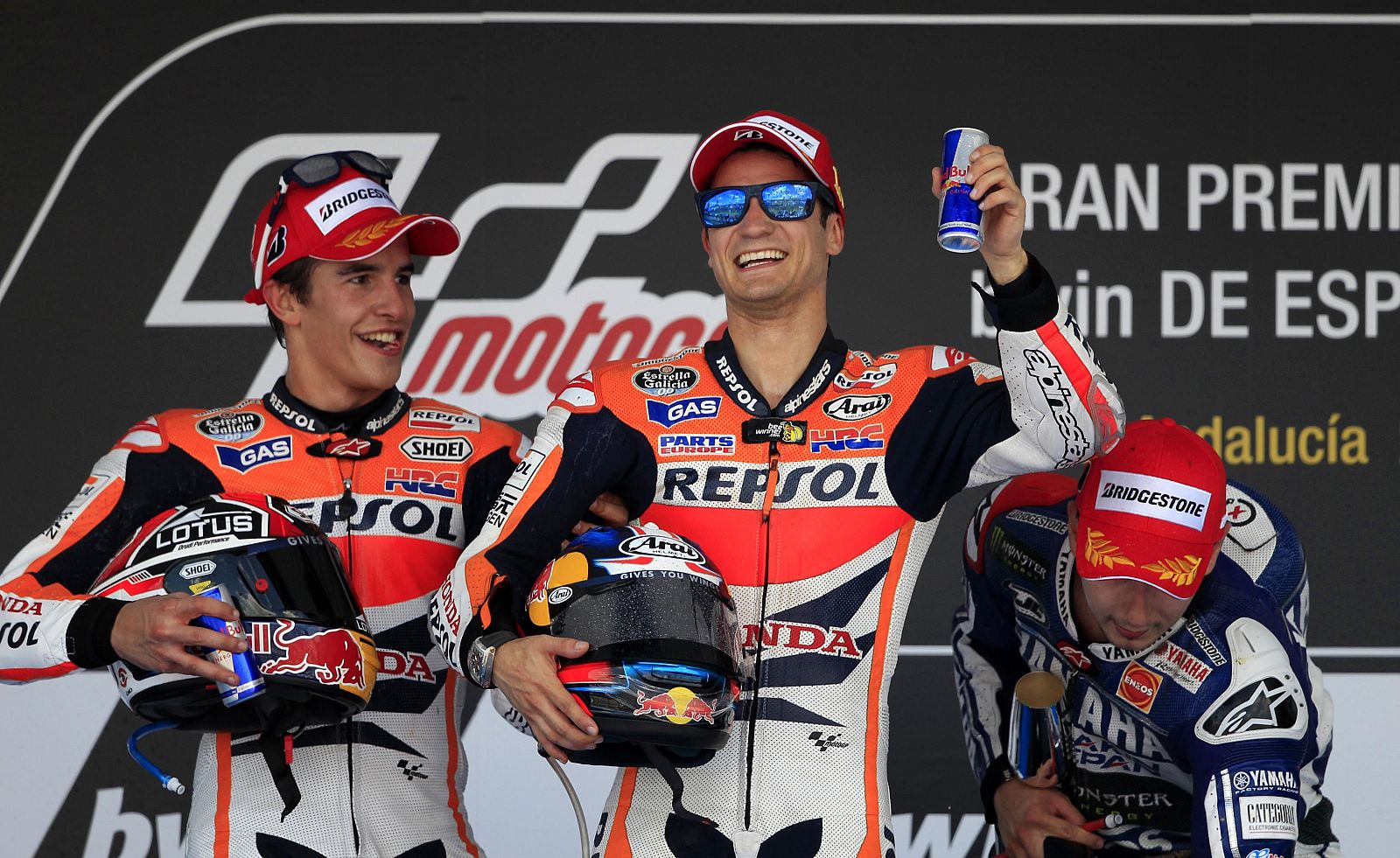 Dani Pedrosa celebra en el podio de Jerez su victoria en el GP de España