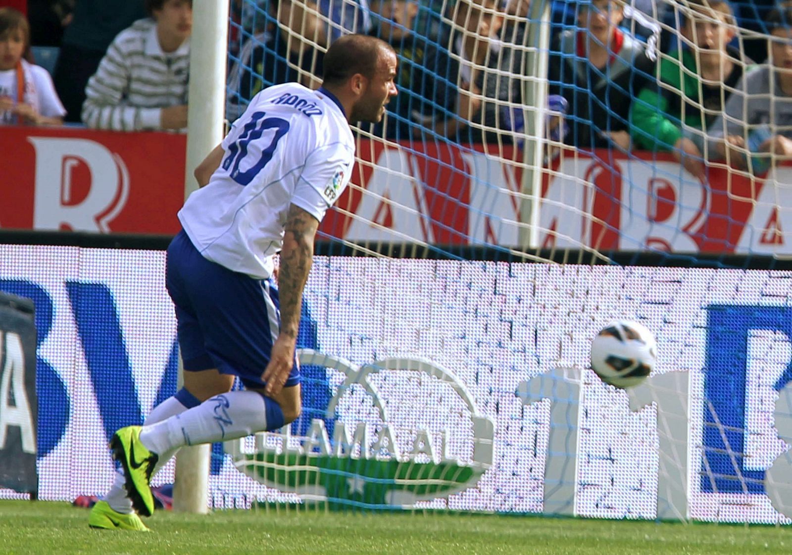 El centrocampista del Real Zaragoza Apoño tras marcar gol de penalti al Rayo