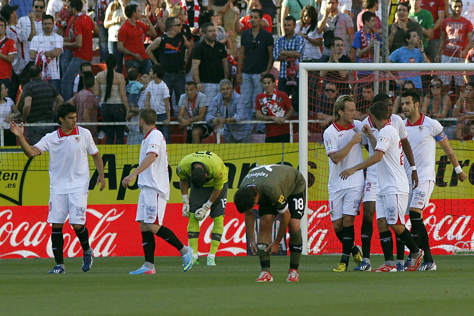 Los jugadores del Sevilla celebran el primer gol conseguido ante el RCD Espanyol