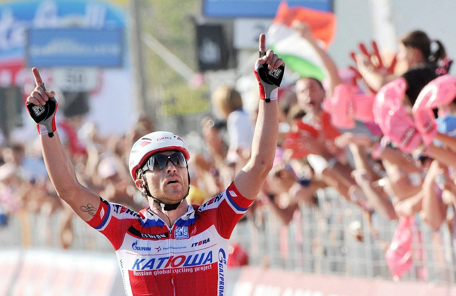 Luca Paolini, del Katusha, levanta sus brazos tras cruzar la línea de meta.