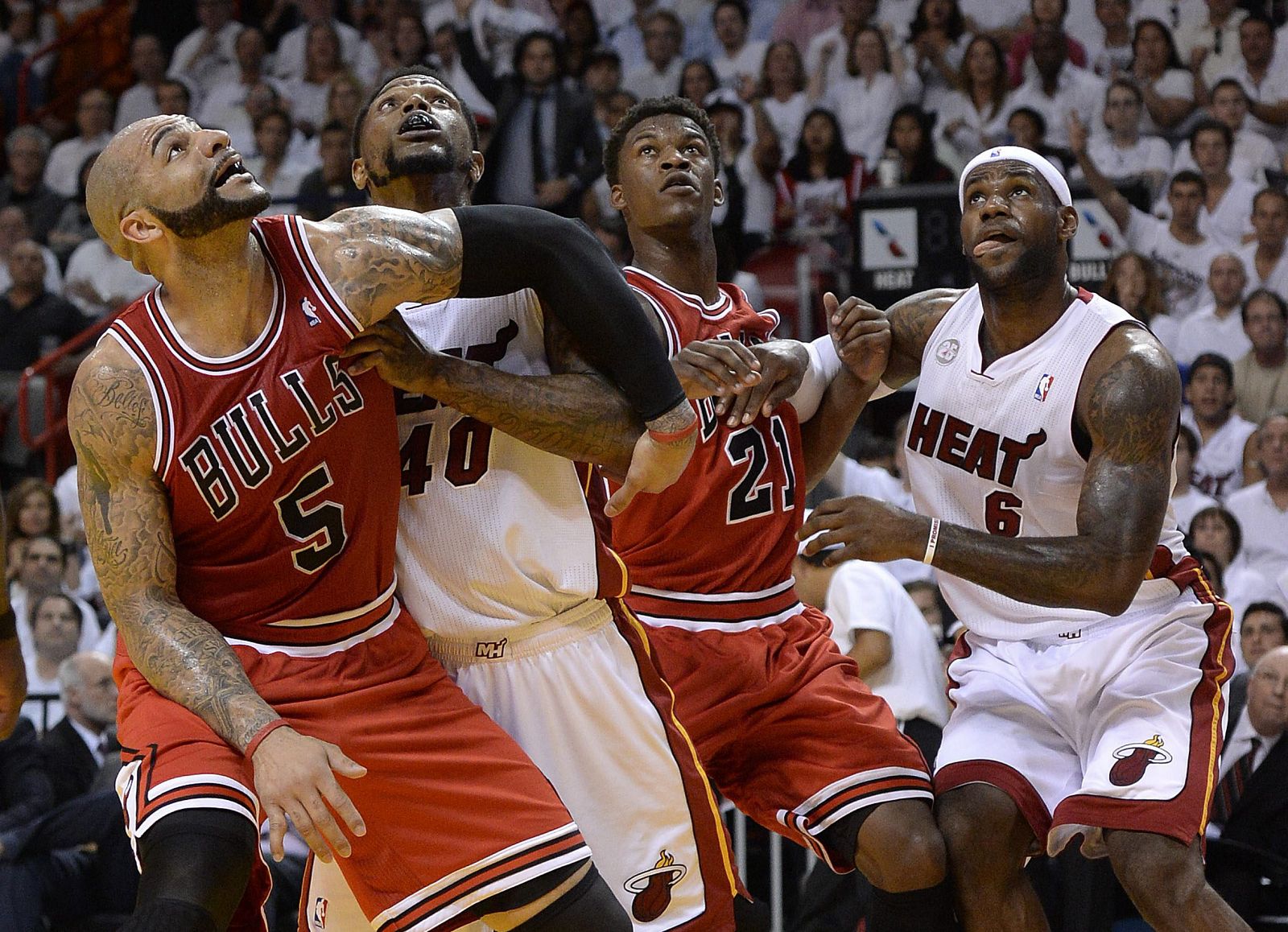 Haslem (2i) y LeBron James (d) de los Heat atentos aun rebote junto a Carlos Boozer (i) y Jimmy Butler (2d) de los Bulls