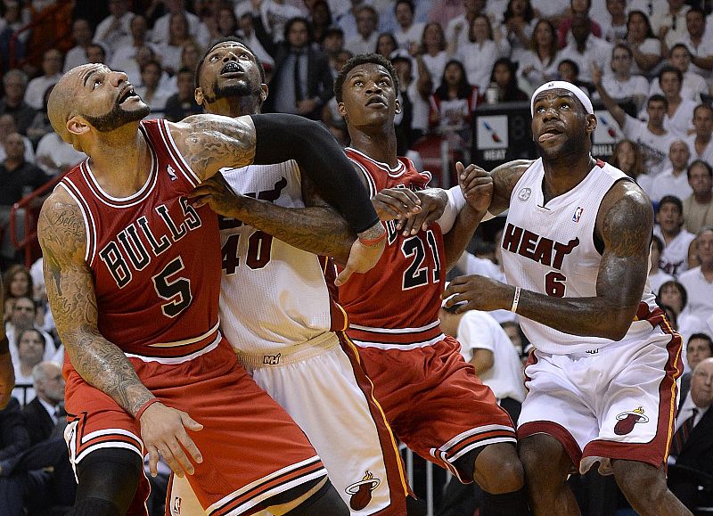 Haslem (2i) y LeBron James (d) de los Heat atentos aun rebote junto a Carlos Boozer (i) y Jimmy Butler (2d) de los Bulls