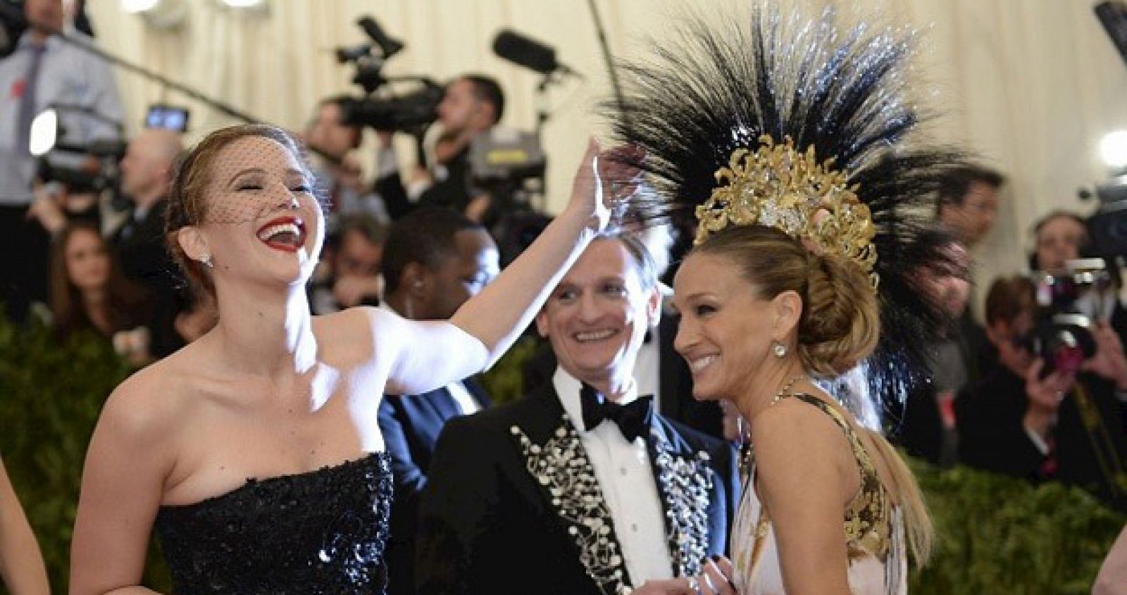 jennifer-lawrence-y-sarah-jessica-parker-en-la-gala-del-met-2013