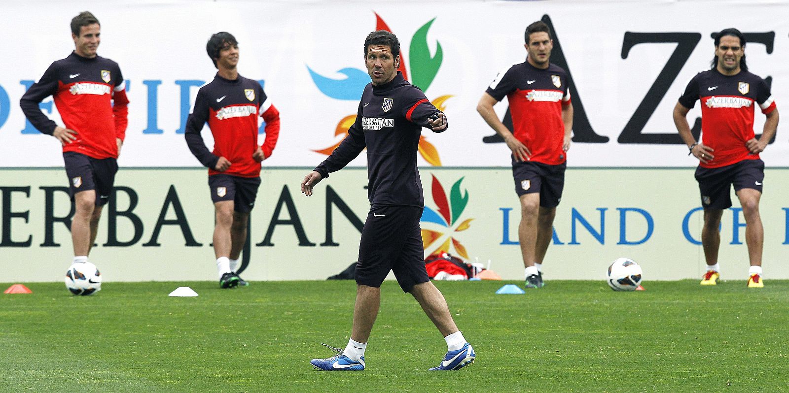 El entrenador del Atlético de Madrid, el argentino Diego Simeone, da instrucciones a sus jugadores durante el entrenamiento del equipo.