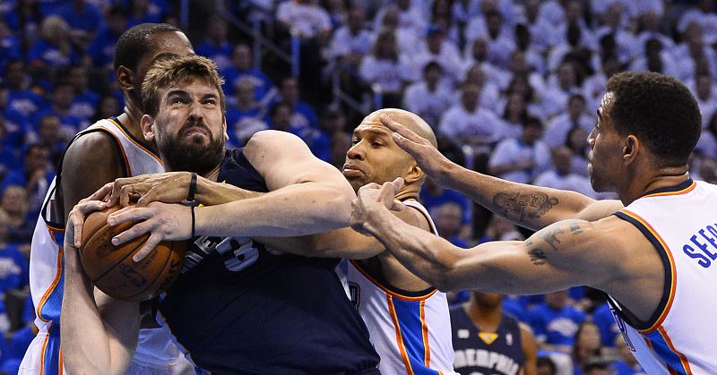 El jugador de los Grizzlies, Marc Gasol (2i), ante Kevin Durant (i), Derek Fisher (2d) y Thabo Sefolosha (d) de los Thunder