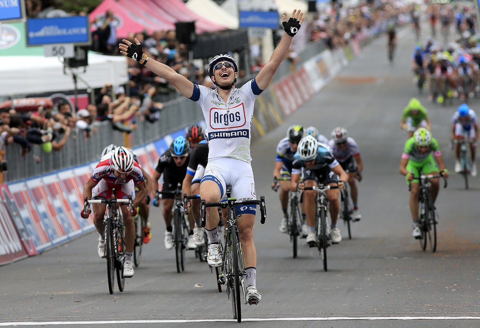 John Degenkolb celebra la victoria en la quinta etapa del Giro con final en Matera.