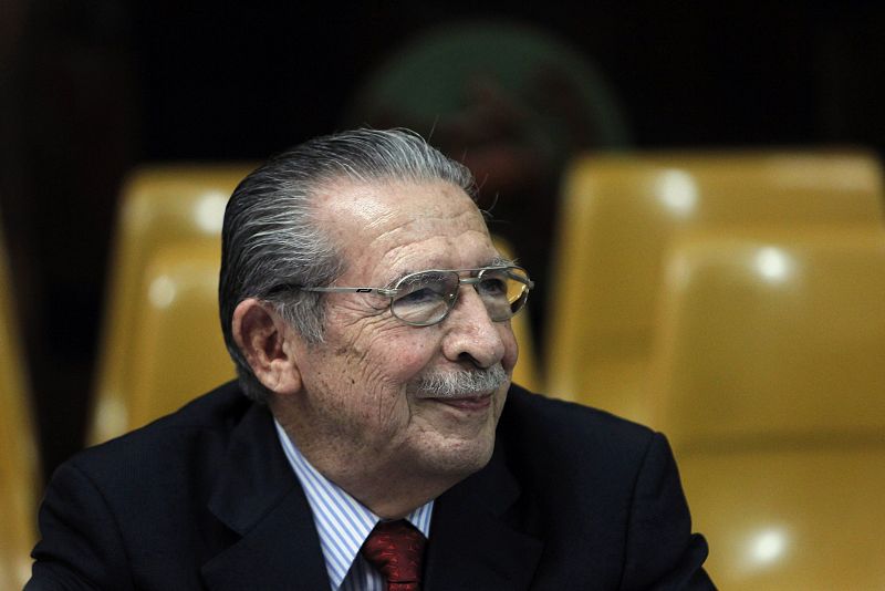 Efraín Ríos Montt, exdictador de Guatemala acusado de genocidio, sonríe durante el juicio