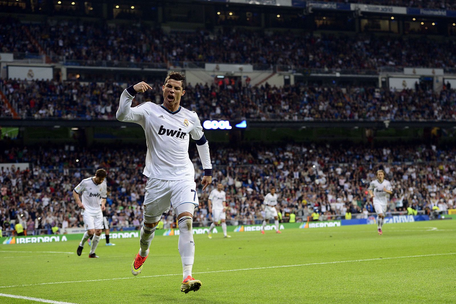 Cristiano Ronaldo celebra su gol al Málaga señalando al césped del Bernabéu