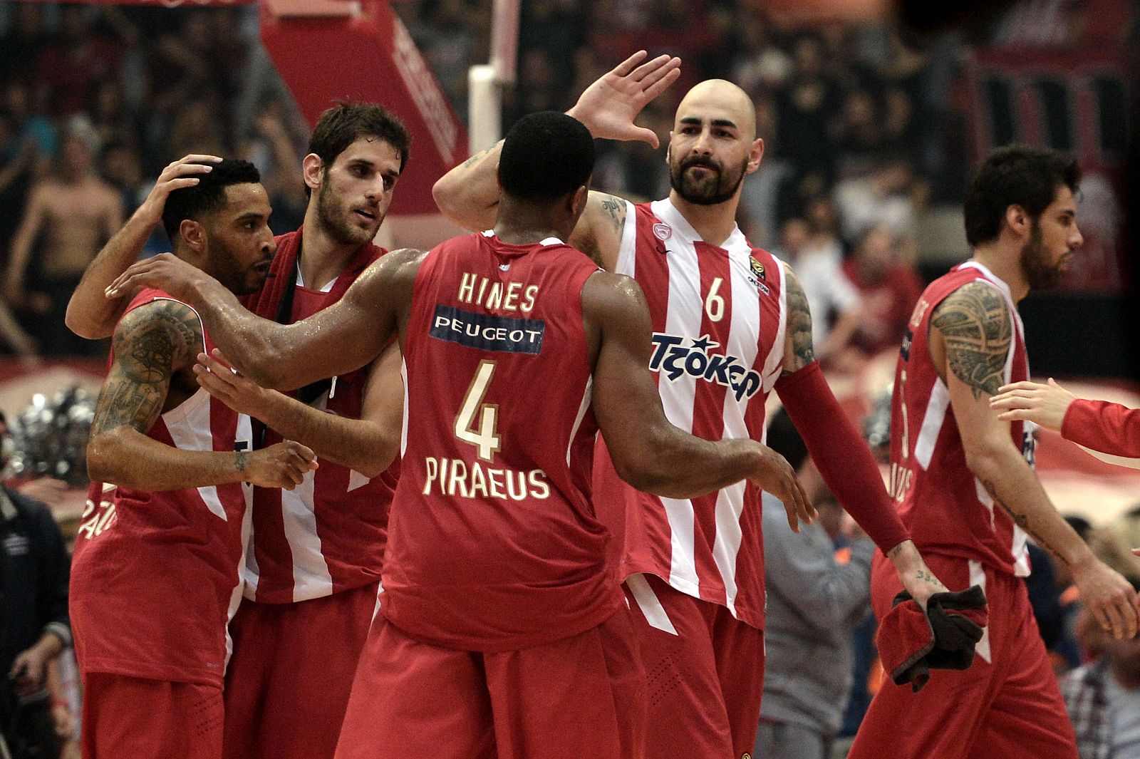 Los jugadores de Olympiacos, tras conseguir su pase a la 'Final Four' de Londres.