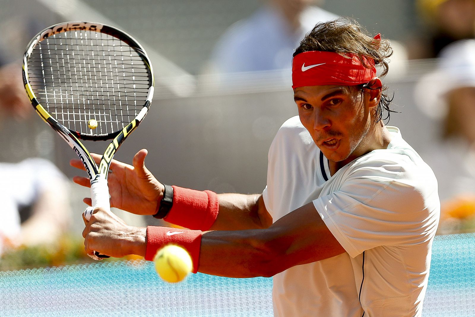 El tenista español Rafael Nadal golpea la pelota durante el partido de cuartos de final del Open de Madrid disputado frente al también español David Ferrer.