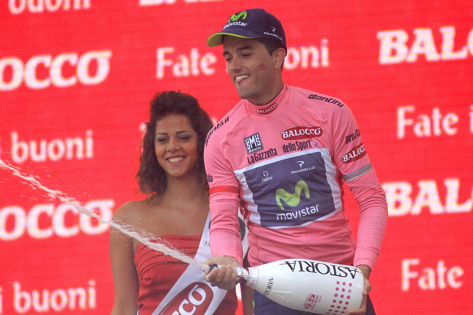El corredor del Movistar Beñat Intxausti se enfunda en el podio el maillot de líder del Giro.