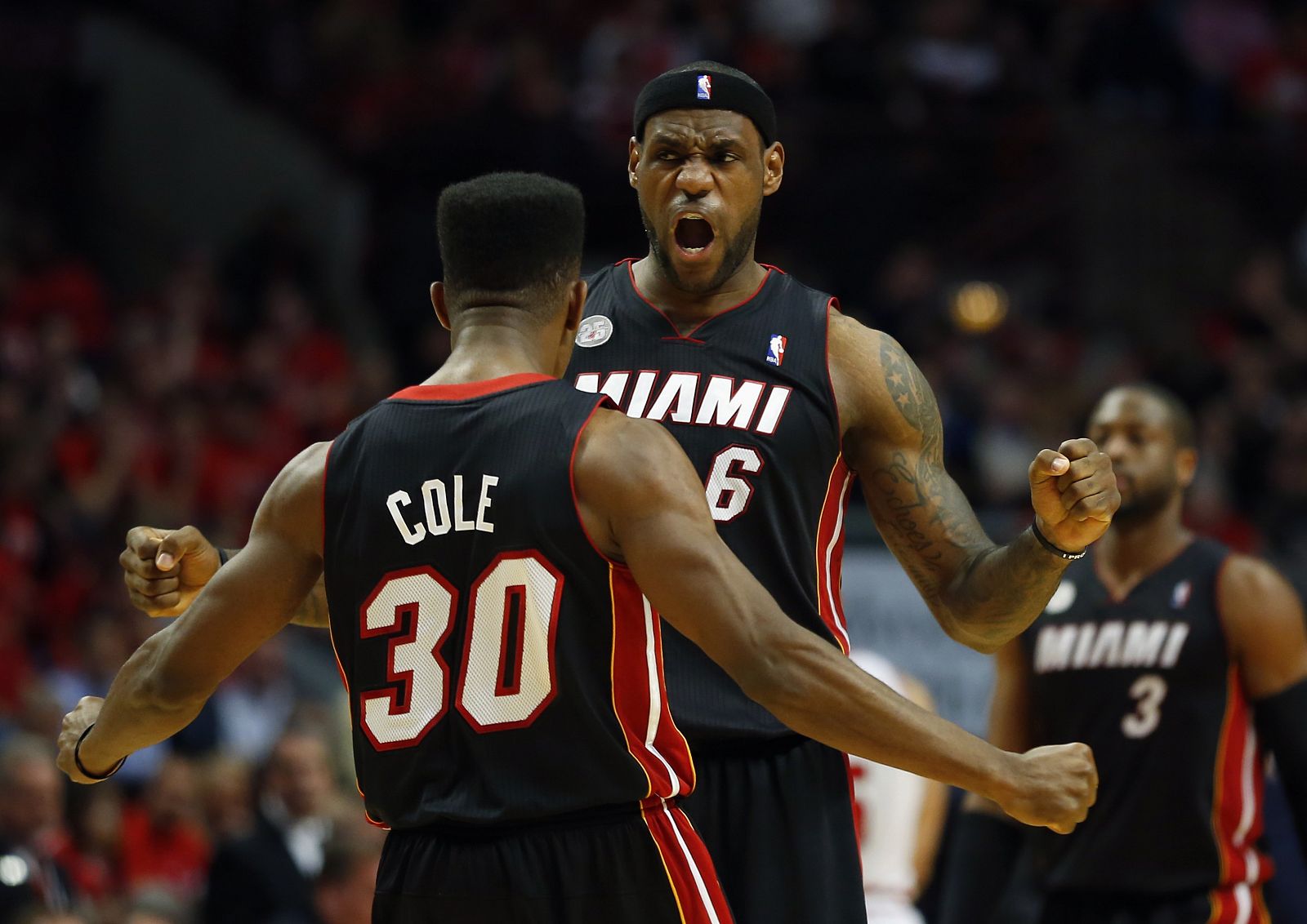 Lebron James celebra con Cole la victoria sobre los Bulls.