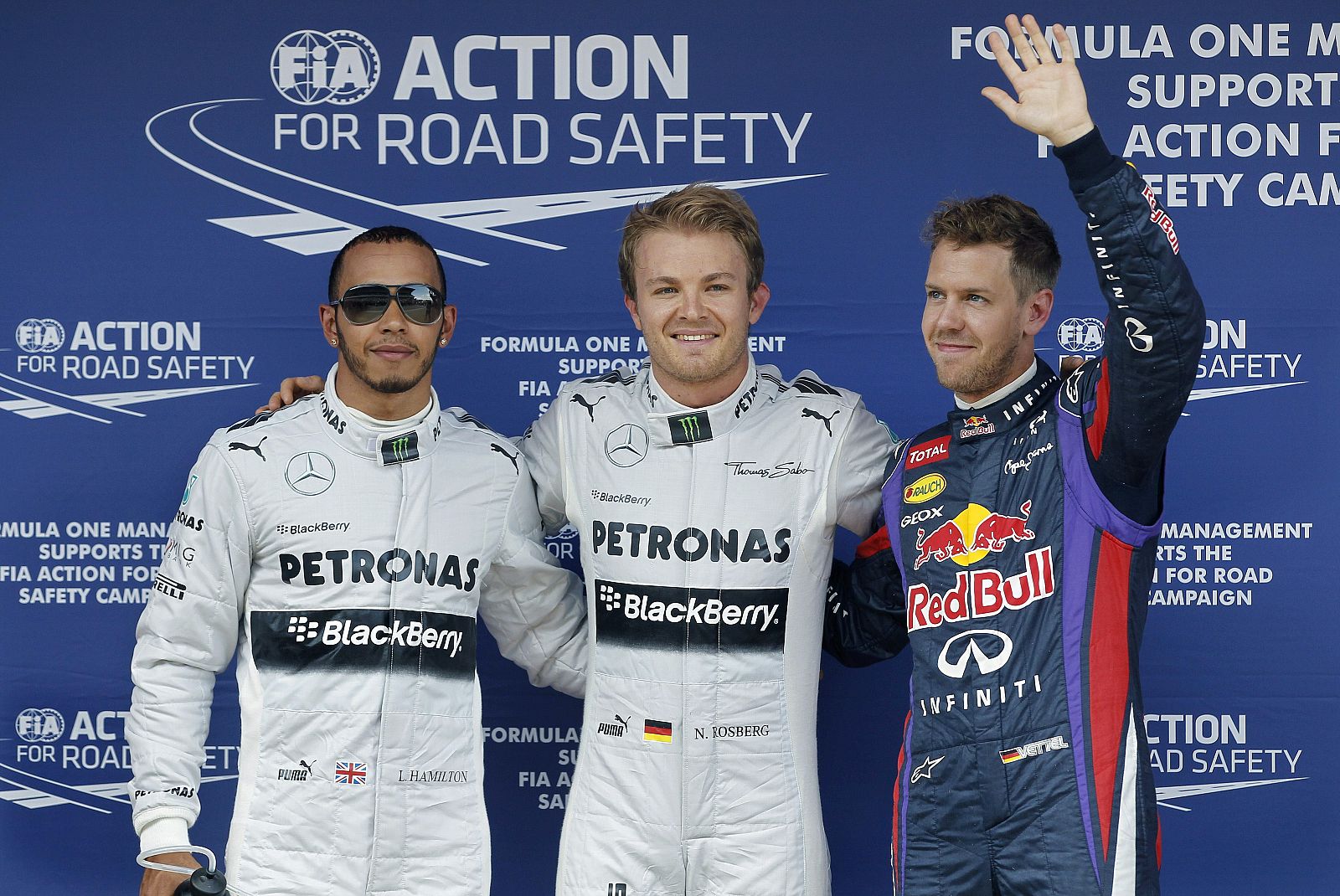 Nico Rosberg (c) celebra su pole junto a Lewis Hamilton (i), segundo, y a su compatriota Sebastian Vettel, tercero.