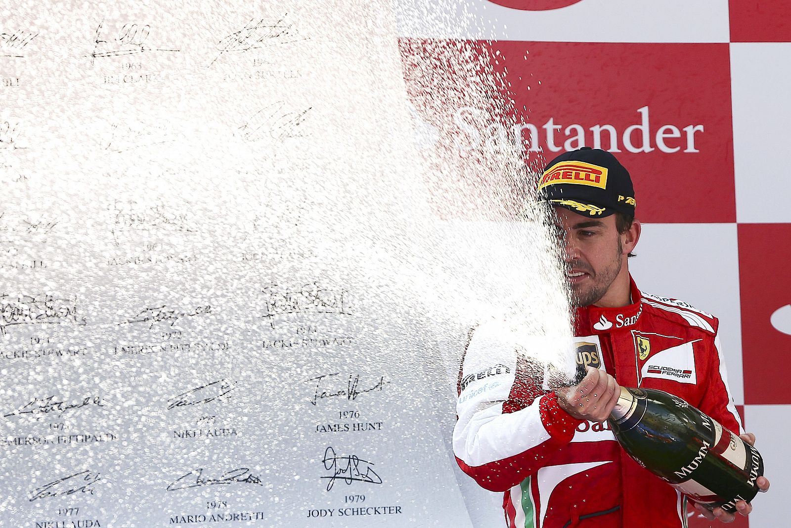 Fernando Alonso celebra con cava su victoria en Montmeló.