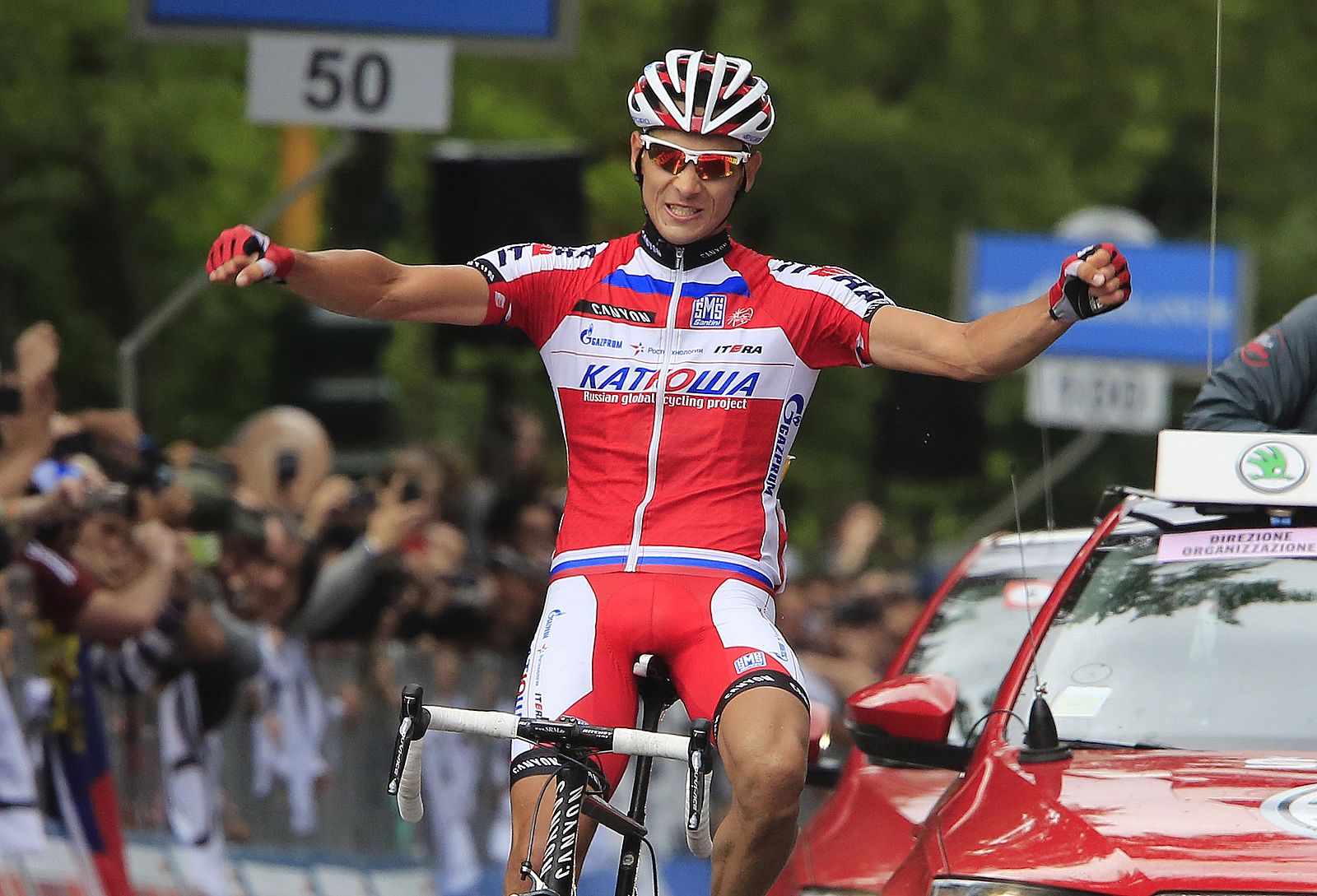El ruso Maxime Belkov celebra la victoria en la 9ª etapa del Giro de Italia 2013.