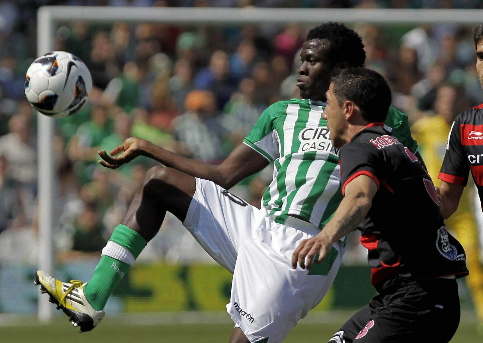 El centrocampista nigeriano del Betis Nosa Igiebor, pelea un balón con el defensa del Celta Roberto Lago, del Celta.