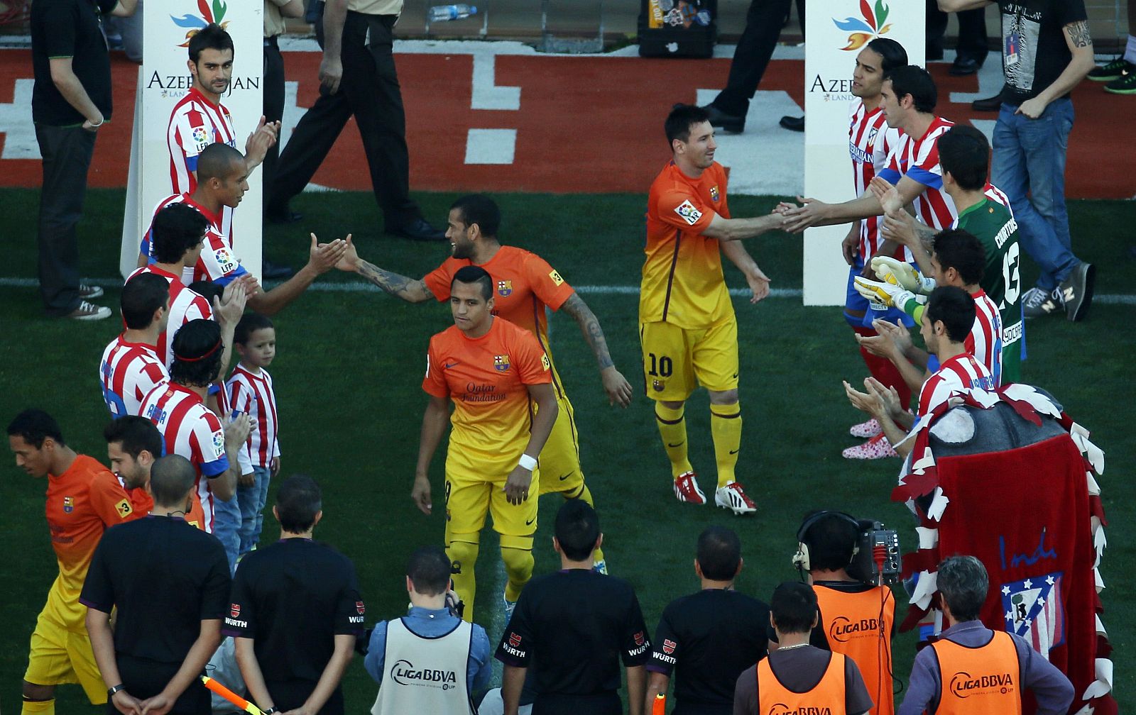 Los jugadores del Atlético hacen el pasillo de honor al Barcelona.
