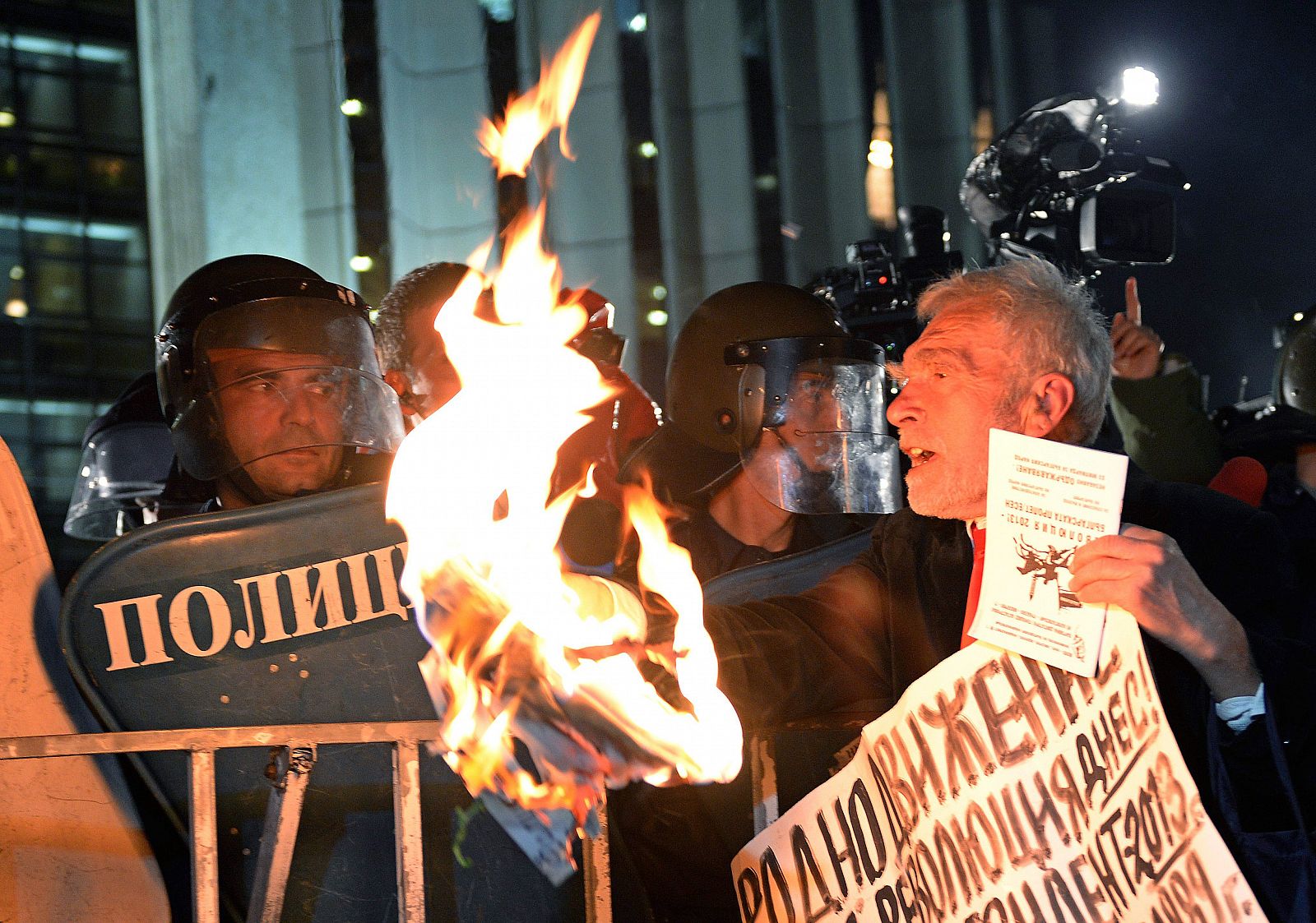 Un hombre participa en una protesta contra el sistema político en Bulgaria