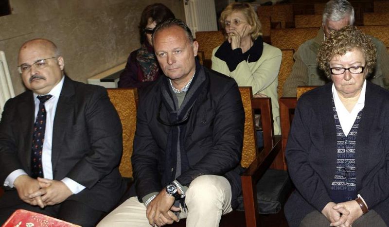 El ex conseller de Turismo, Josep Joan Cardona, a la izquierda; el ex director general de Promoción Industrial, Joseph Kurt Viaene, en el centro, y la exdirectora del CDEIB, Antonia Ordinas, en la Audiencia de Palma.