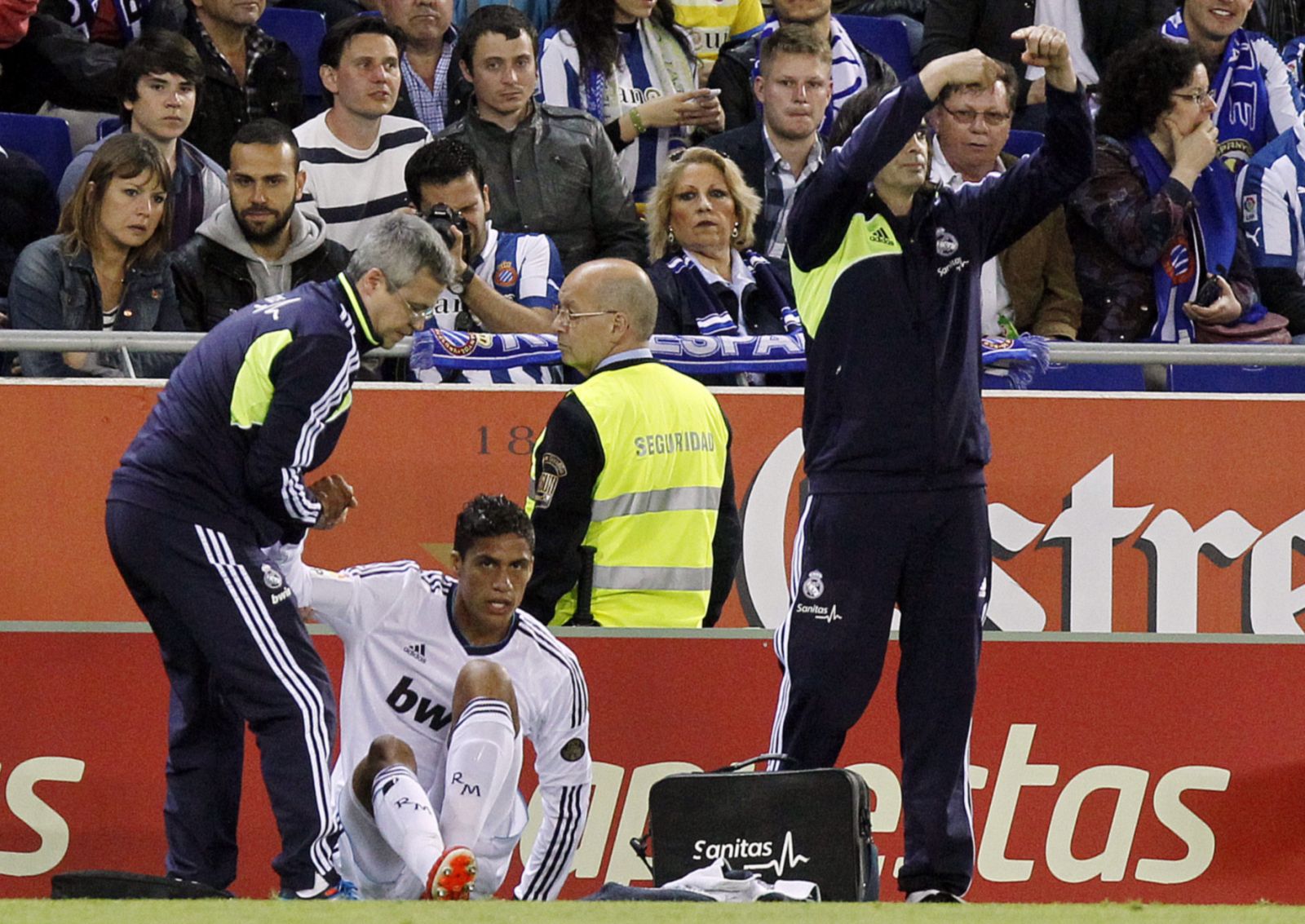Raphaël Varane, central del Real Madrid, se lesiona contra el Espanyol