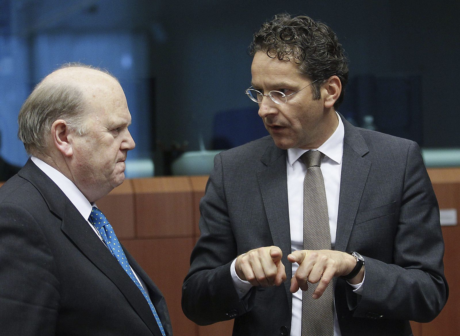 El presidente del Eurogrupo y ministro holandés de Finanzas, Jeroen Dijsselbloem, conversa con el ministro irlandés de Finanzas, Michael Noonan