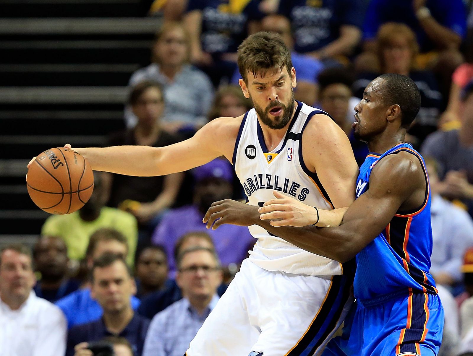 Marc Gasol, de los Memphis Grizzlies, controla el balón ante Oklahoma City Thunder.