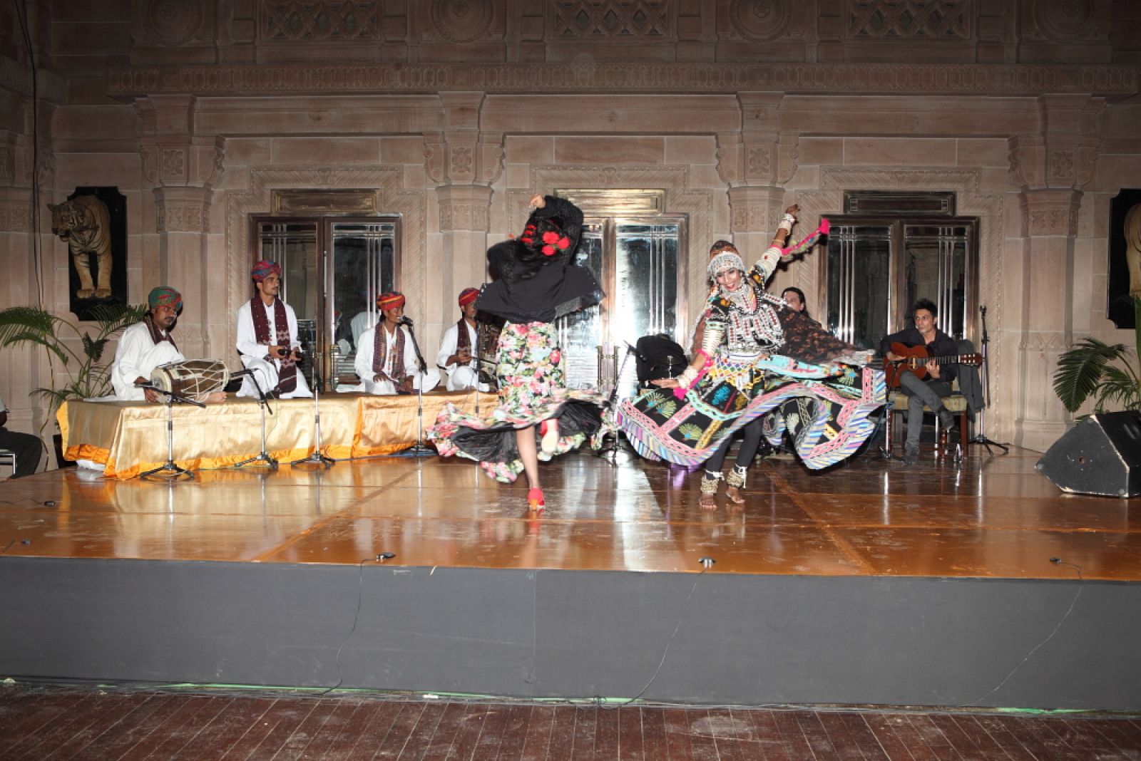 El cuadro flamenco 'Raíces Flamencas' actúa junto a un grupo indio de música rajastaní