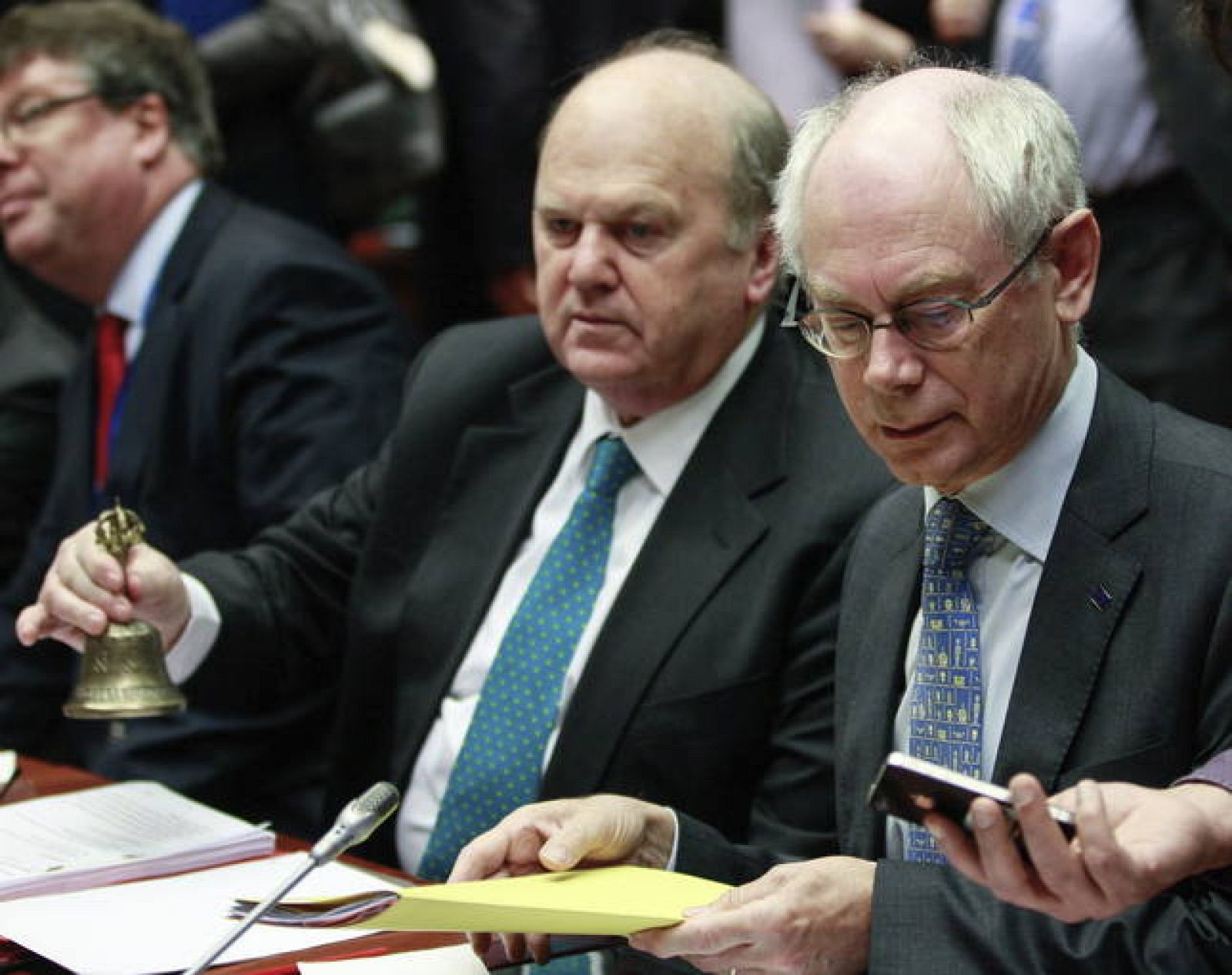 El presidente del Consejo Europeo, Herman Van Rompuy, y el ministro irlandés de Finanzas, Michael Noonan, asisten a la reunión del Ecofin