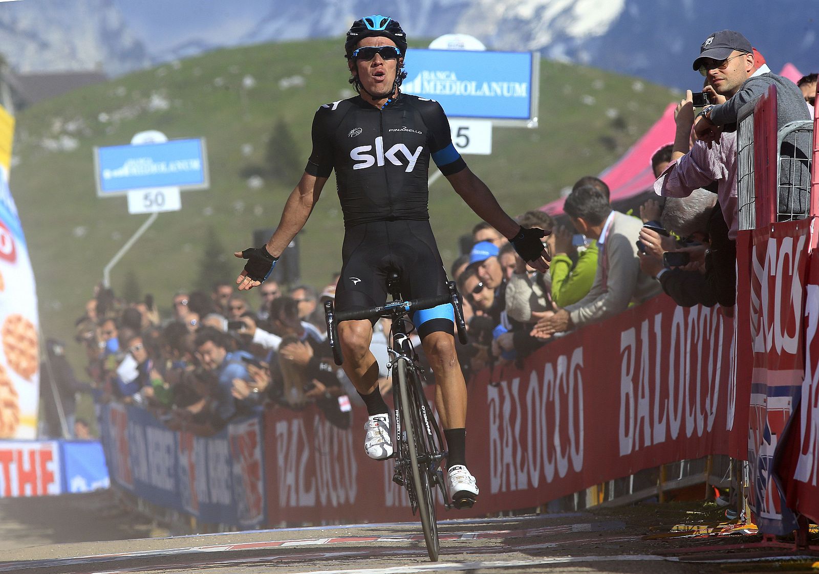 El colombiano Urán celebra su victoria de etapa en el Giro