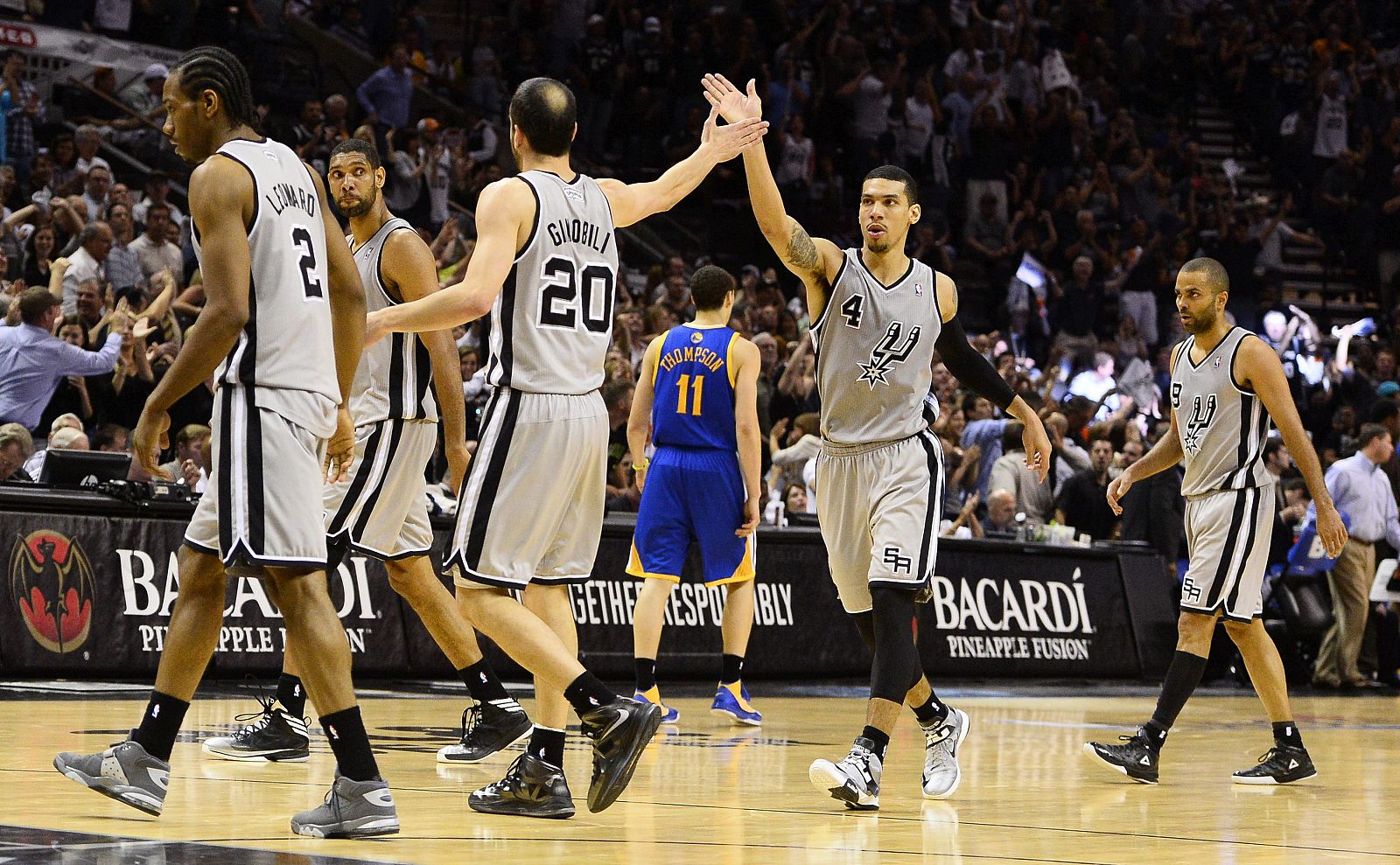 Danny Green (c-dcha) celebra la victoria con su compañero de equipo Manu Ginobili.