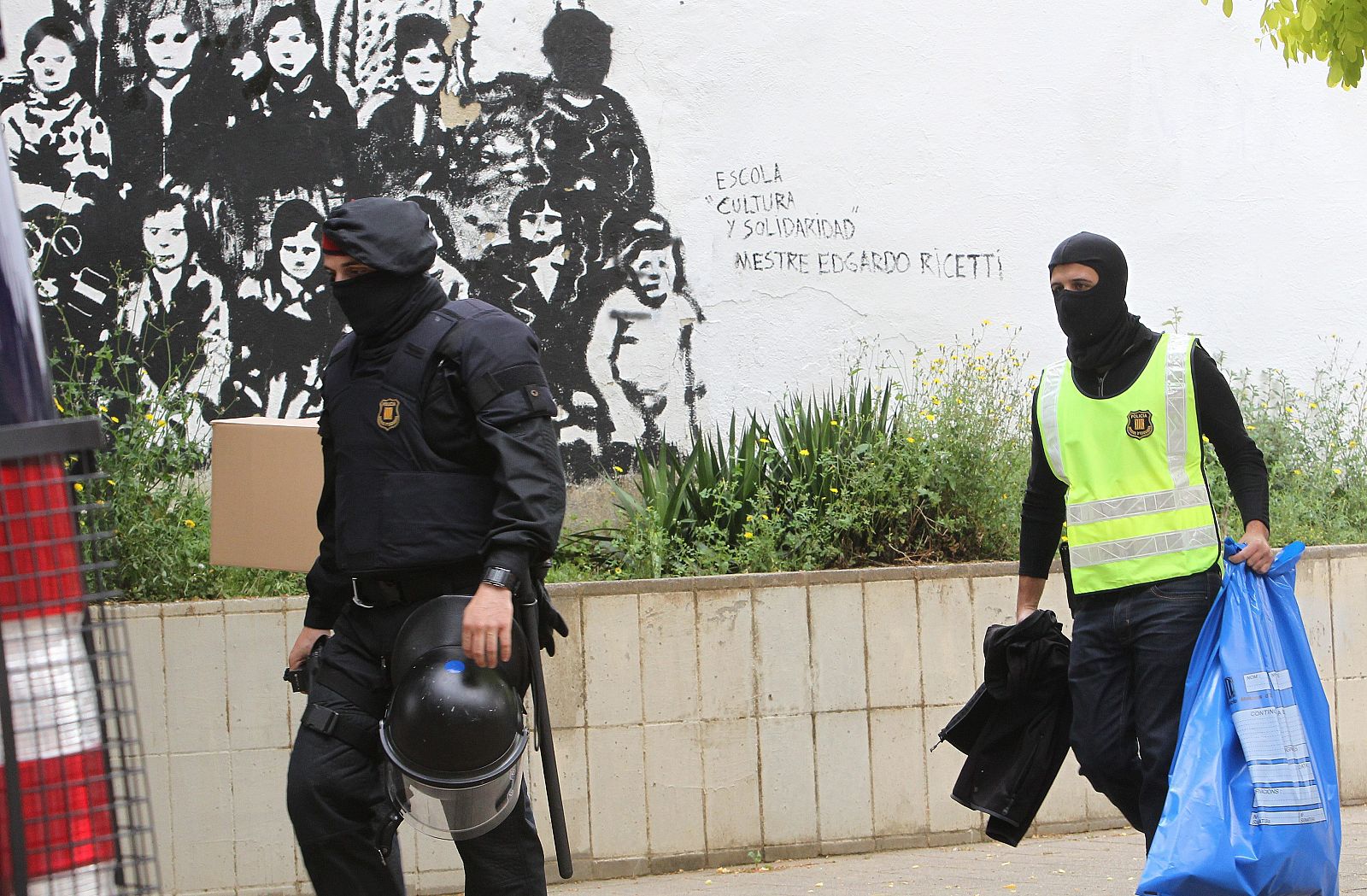 Efectivos de los Mossos con material del registro del Ateneu Llibertari de Sabadell, en Barcelona