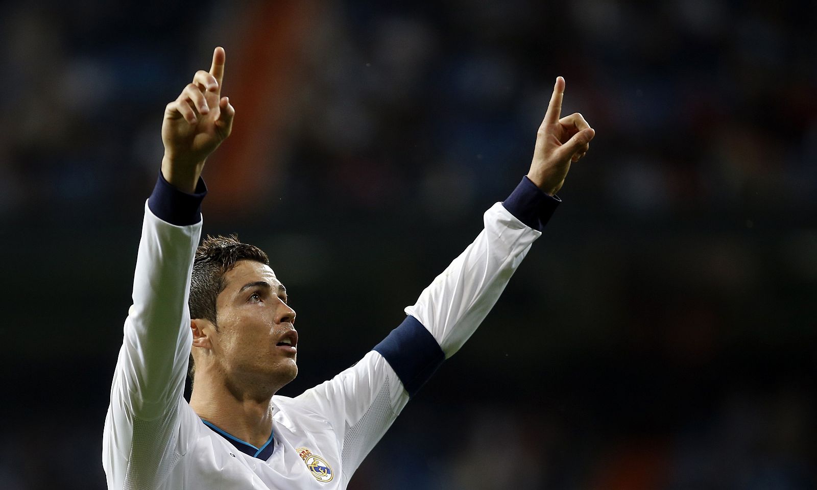 Cristiano Ronaldo celebra un gol con la afición en el Bernabéu