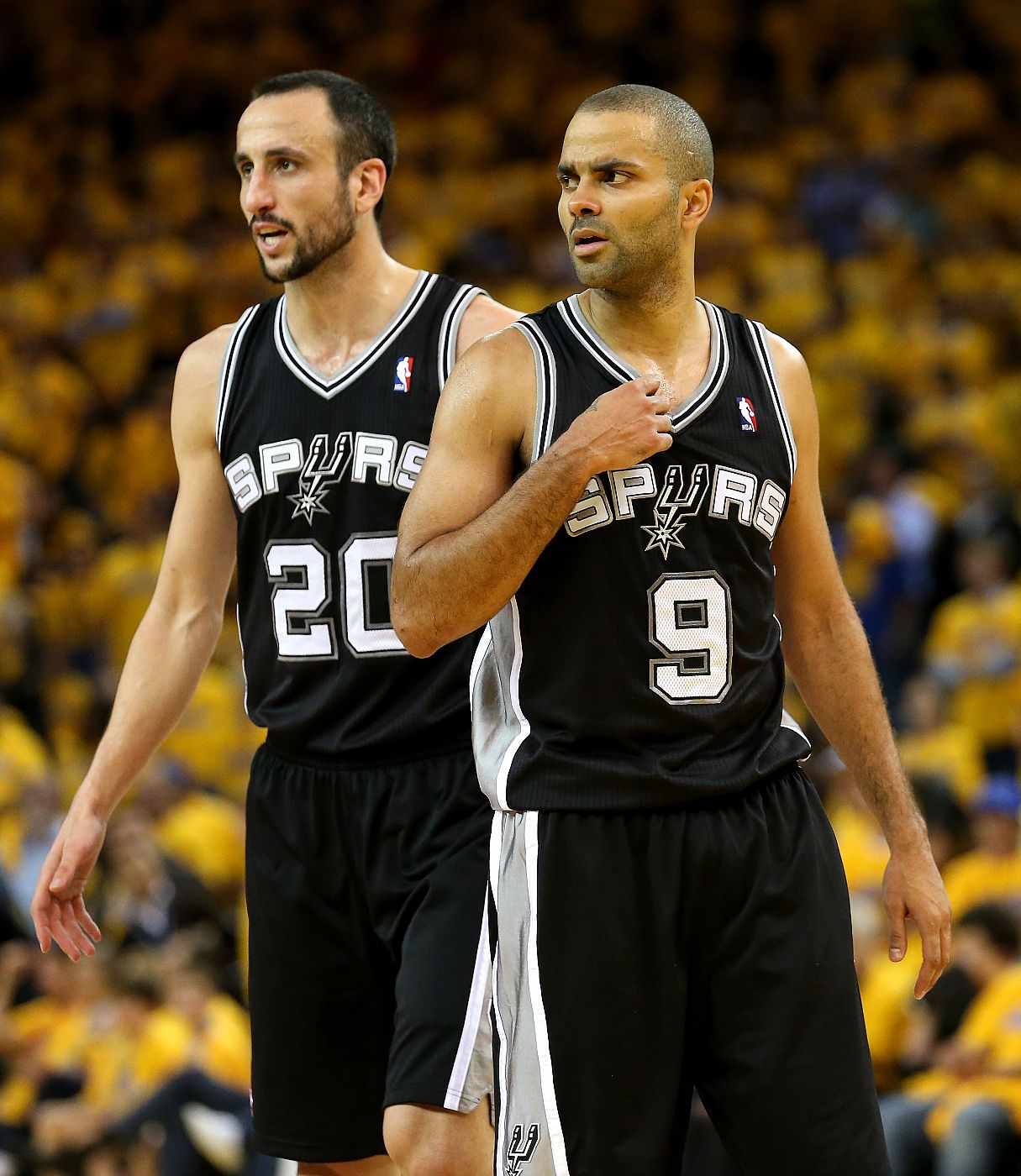 Tony Parker (d) y Manu Ginobli de los San Antonio Spurs en el sexto partido contra los Golden State Warriors