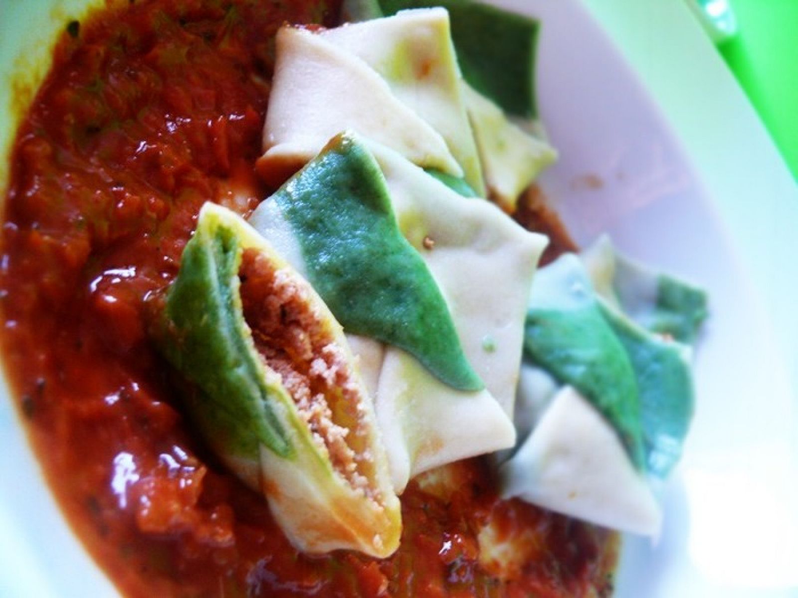 Raviolis bicolor con Passata di Pomodori