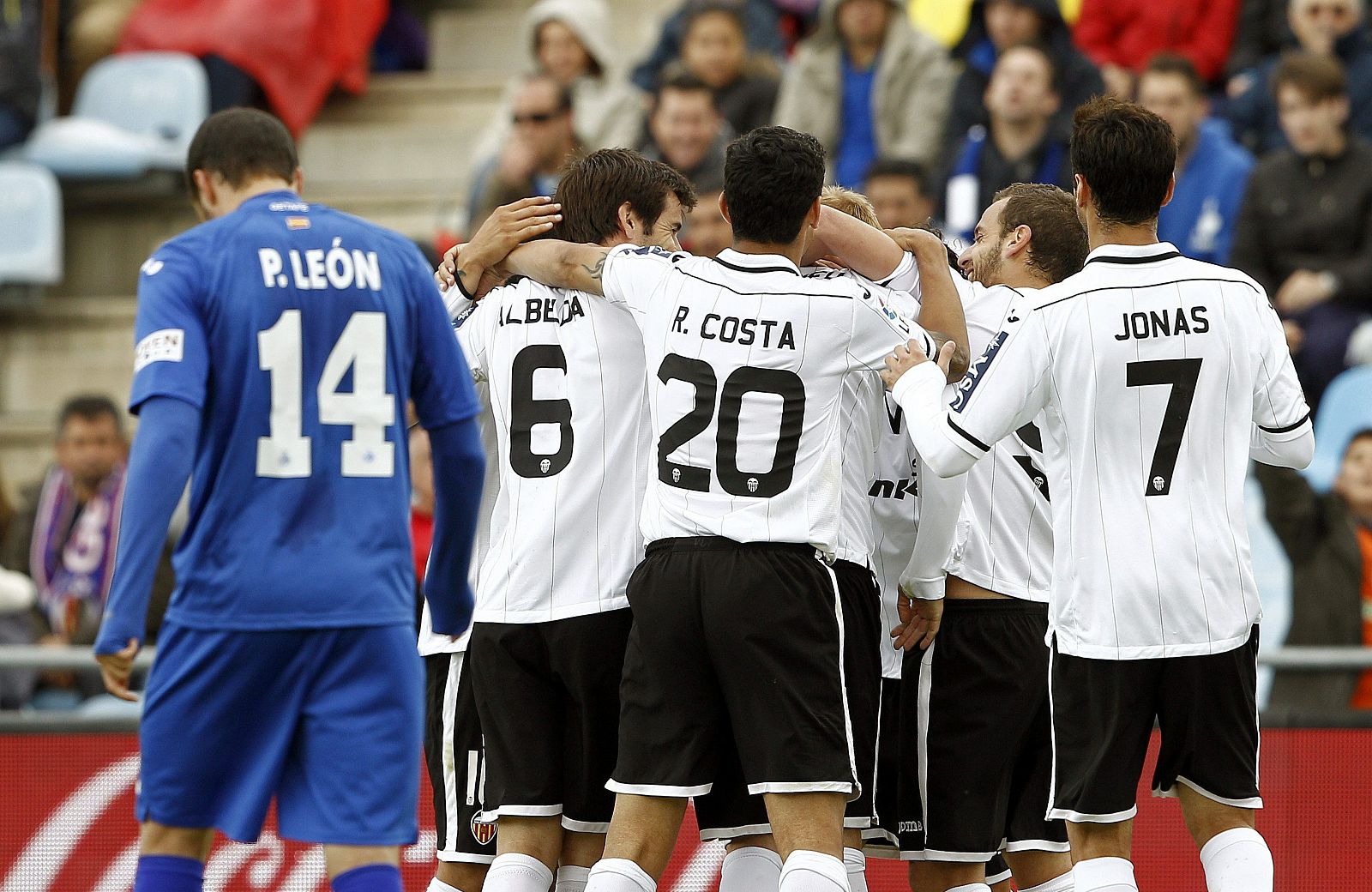 Los jugadores del Valencia celebran el gol marcado por Jérémy Mathieu.