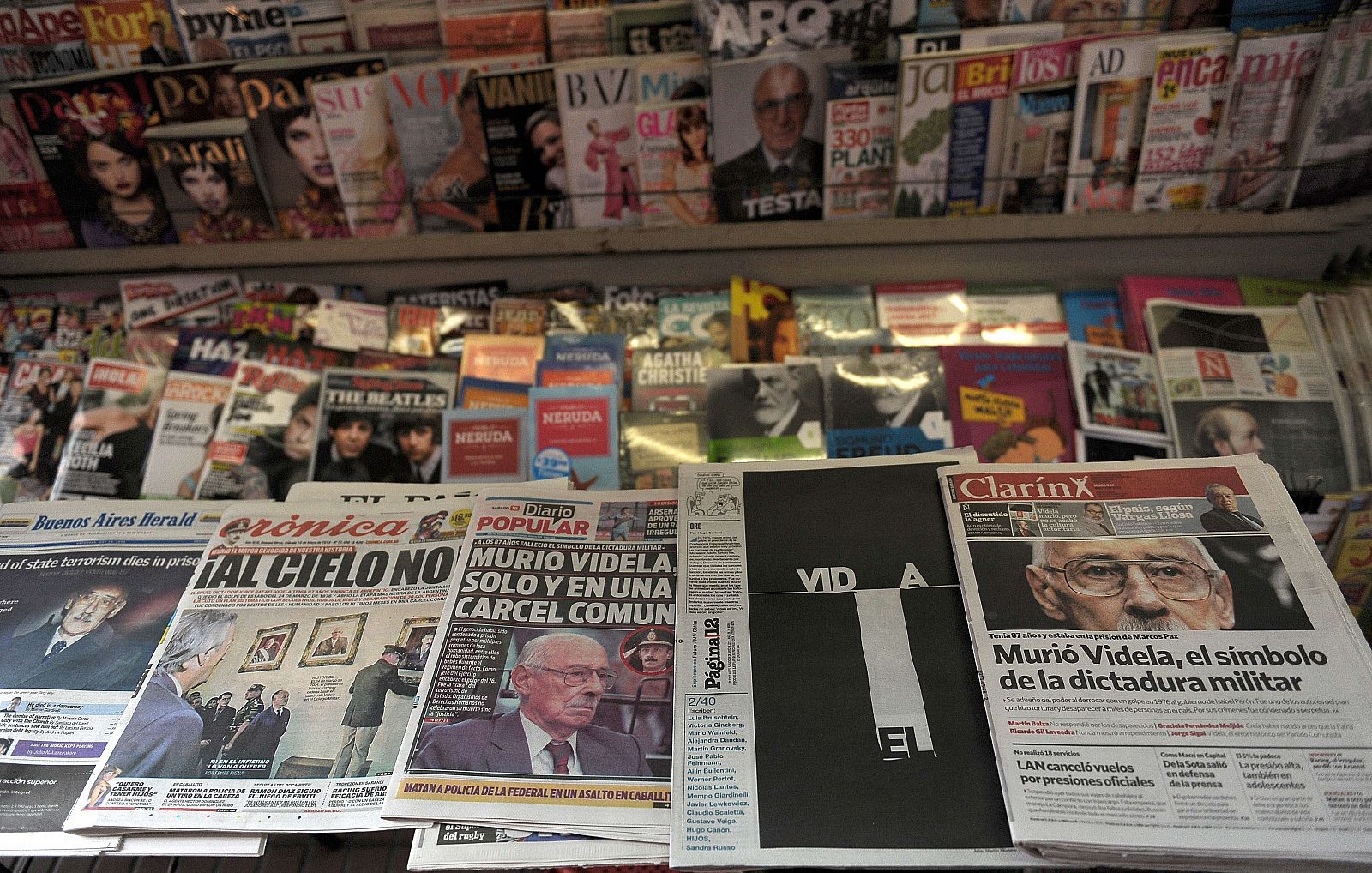 Portadas de la prensa argentina del 17 de mayo en las que pueden verse los titulares de la muerte de Videla.